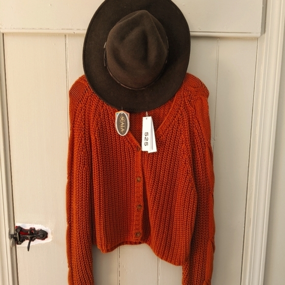 Brand New sweater 525 - Picture 1 of 9